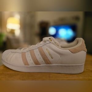 Adidas Superstar Pink SuedeThe Adidas superstar shoes are a size 11 men’s